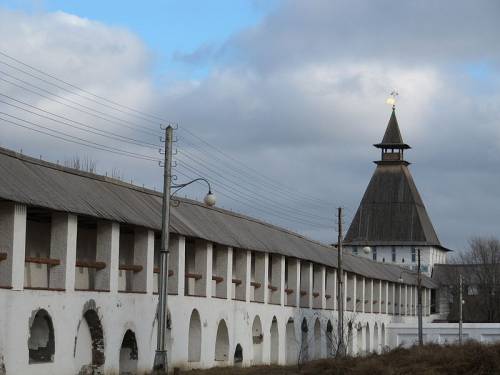 Отличие и сходство московского кремля от астраханского ?