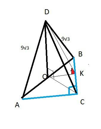Восновании пирамиды лежит равнобедренный прямоугольный треугольник. боковая грань проходящая через г