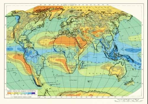 По карте атласа определите , где на земле выпадает много осадков , а где мало