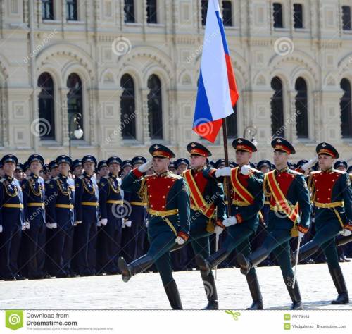 Найдите в интернете фото современного военного на фоне флага россии. по надо! поже!