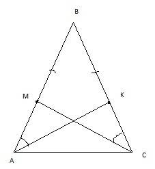 На боковых сторонах ab и bc равнобедренного треугольника abc отметили соответственно точки m и k , т