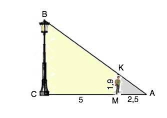 Собъяснением человек ростом 190см стоит на расстоянии 5м от столба, на котором висит фонарь. длина т
