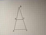 Средняя линия равнобедренного треугольника, паралельна основанию, равна 5см.найдите стороны треуголь