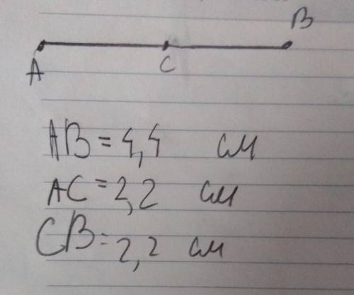 Начертите отрезок длиной 4,4см. Обозначьте его. С линейки разделите его пополам.Запишите разные отре