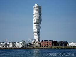 Посмотрите на фотографию небоскреба Turning Torso. Какие элементы симметрии можно найти? Подумайте,