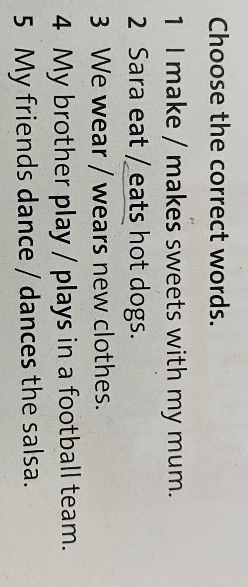 Choose the correct words 1)I *make*/makes sweets with my mum 2)Sara *eat /eats hot dogs 3)we *wear /