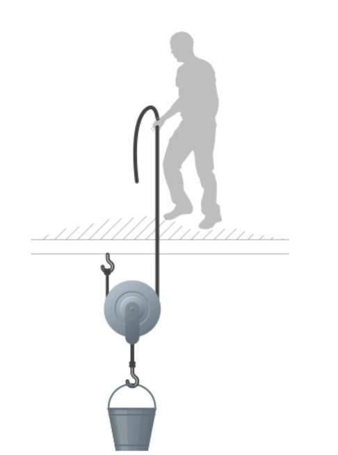 На опоре стоит рабочий и с подвижного блока равномерно поднимает груз, вес которого равен 440 Н. Опр