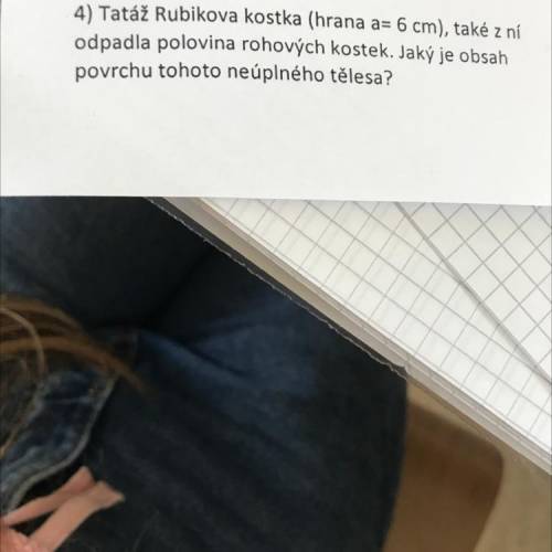 3) Rubikova kostka má délku celé hrany 6 cm, ale odpadla z ní polovina rohových kostek. Jaký jej jej