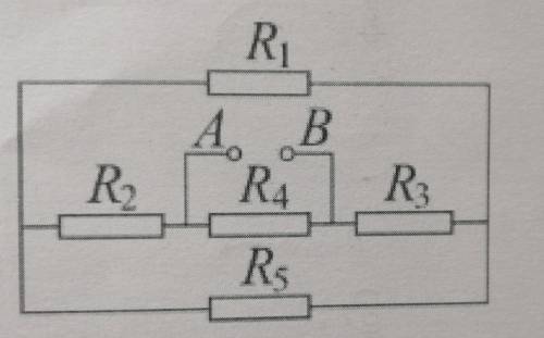 В електричному ланцюзі схема якого показана на малюнку, між точками А і В підтримують постійну напру