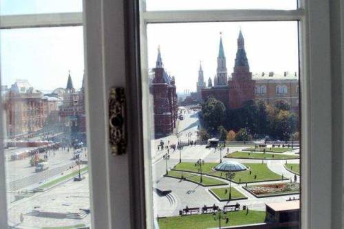 Beschreiben Sie diese Aussicht aus dem Fenster. Необходимо описать вид из окна данной внизу картинки