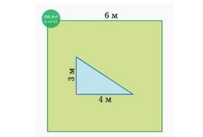 На рисунке квадратный сад с треугольным бассейном . найди площадь участка сада покрытого травой ​