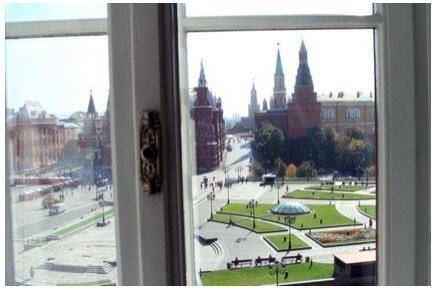 Beschreiben Sie diese Aussicht aus dem Fenster. Необходимо описать вид из окна данной внизу картинки