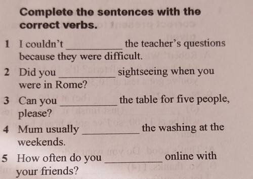 4Complete the sentences with thecorrect verbs.​